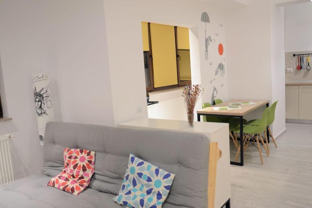 Urban Apartments And Studios - City Center Iasi Esterno foto