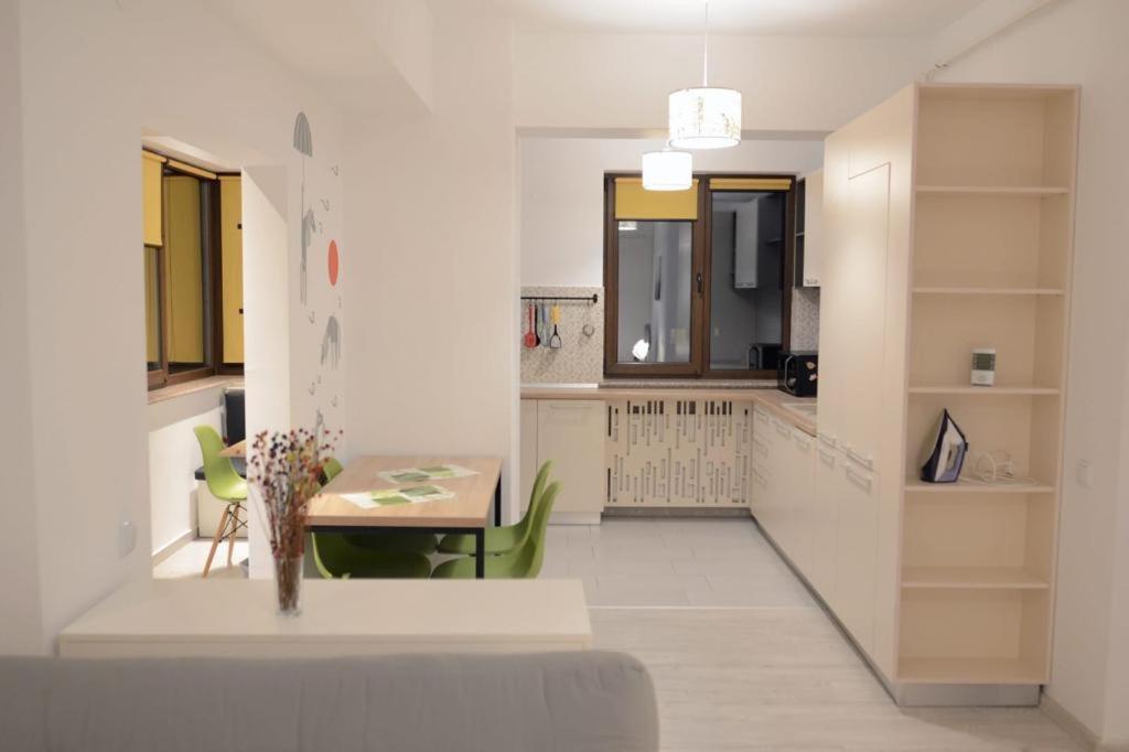 Urban Apartments And Studios - City Center Iasi Esterno foto